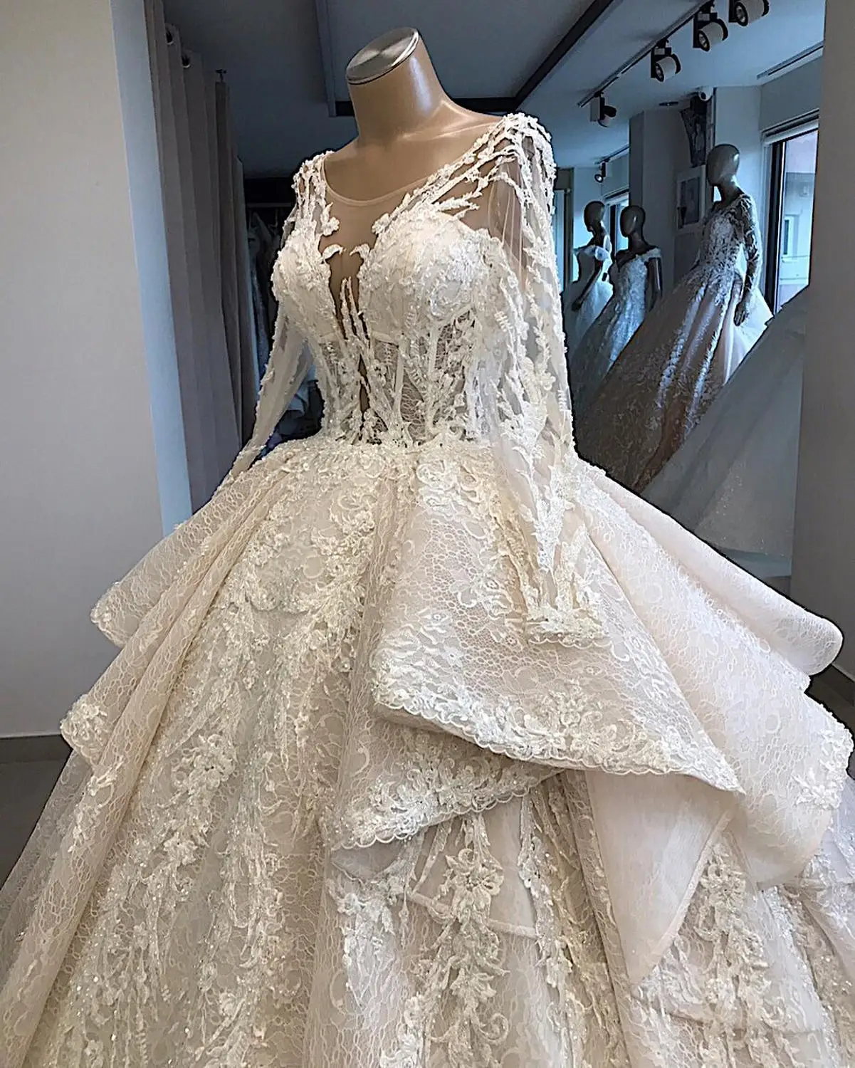 

Vintage Lace Applique Beading Draped Wedding Dress 2019 Chapel Train Long Sleeve Crew Neck Ball Gown Robe De Mariee Elegant