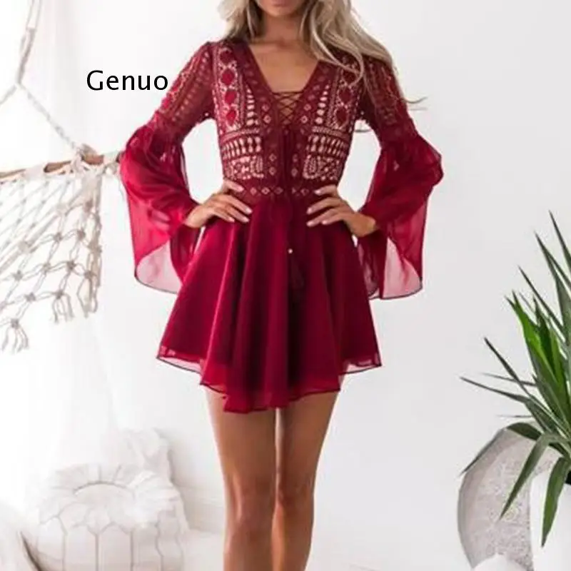 

Женское кружевное платье-мини с V-образным вырезом