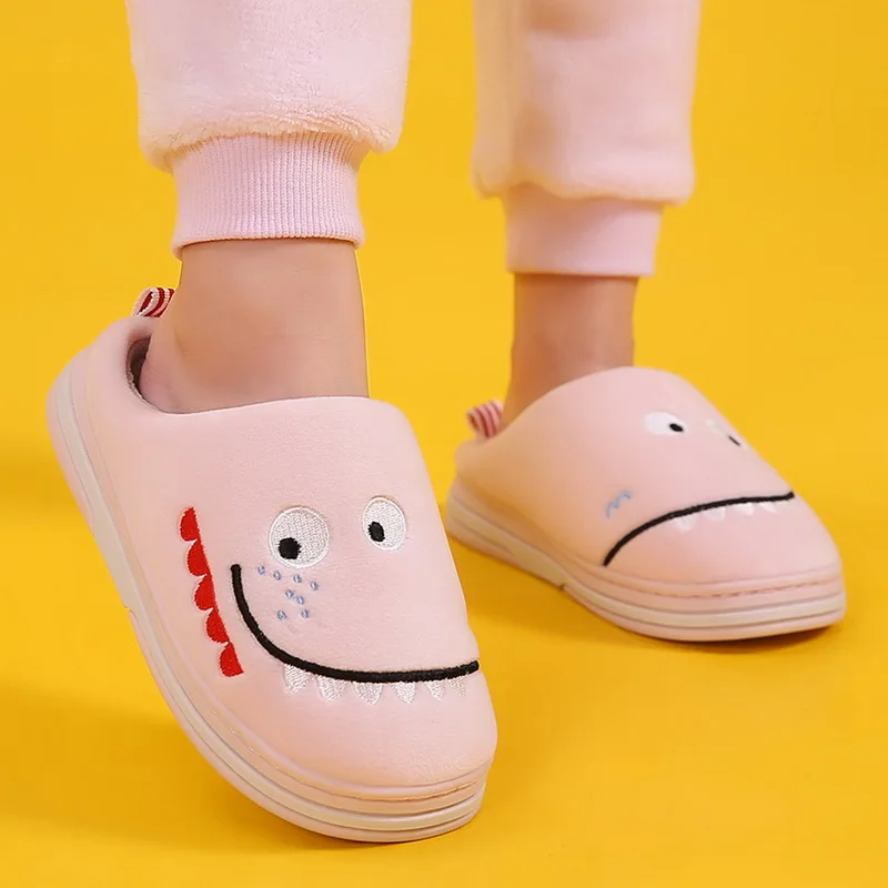 Pink 2 Детские зимние тапочки с героями мультфильмов; теплые домашние Повседневные тапочки; коллекция года; мягкие тапочки с рисунками для мальчиков и девочек; Zapatillas Bebe - Цвет: Pink 2