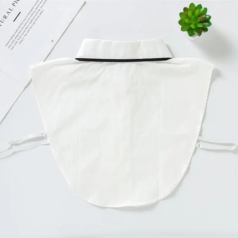 Женский зимний свитер с черными краями круглым отворотом и ложным воротником