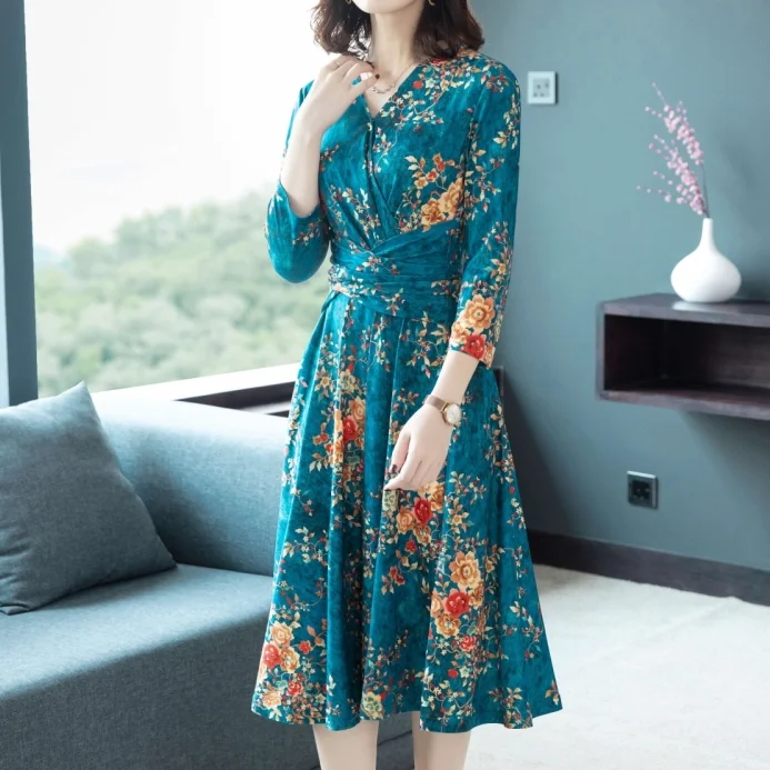 Женское трикотажное платье облегающее с V-образным вырезом присборенной талией