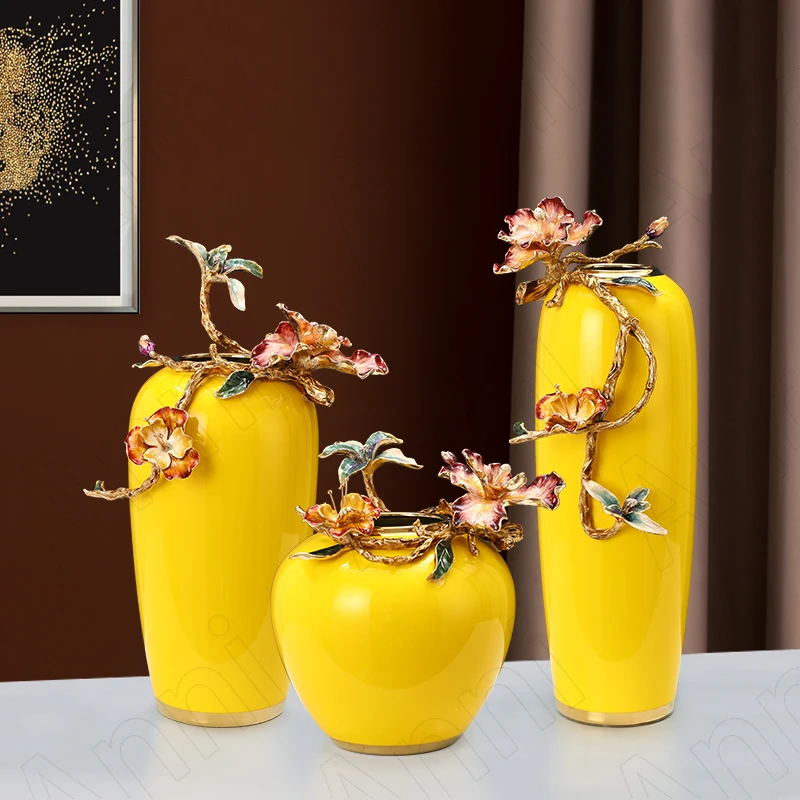 

Creative Flower Embossed Ceramic Vases American Modern Luxury Golden Stroke Enamel Countertop Flower Vase Living Room Decoration