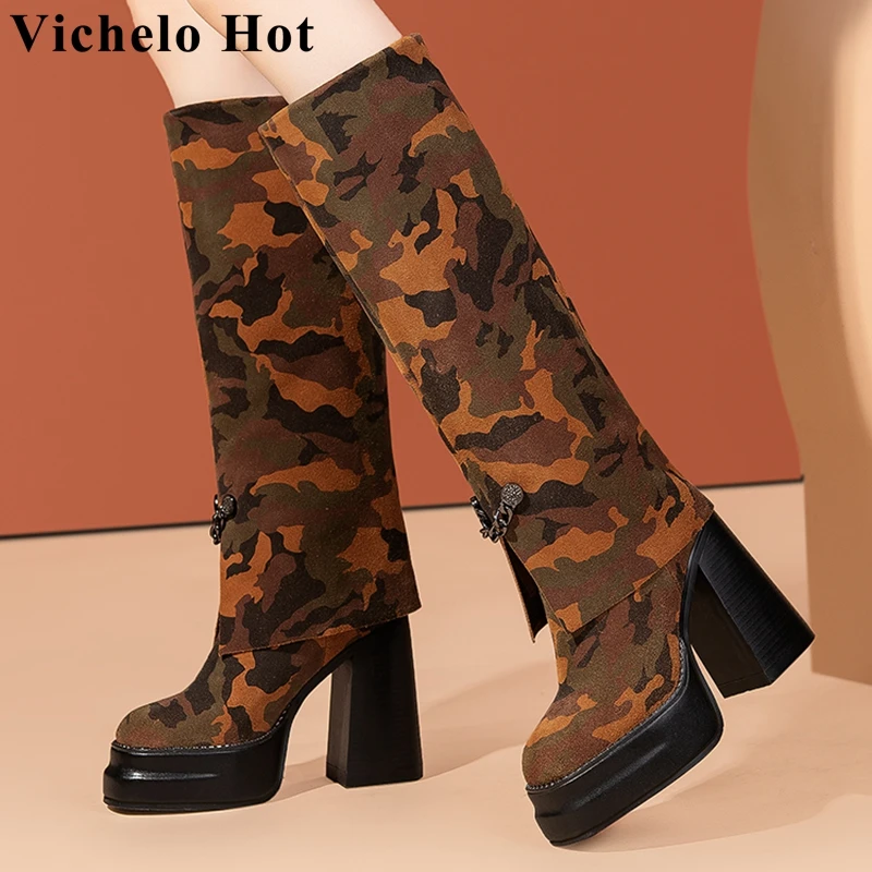 

Популярные современные камуфляжные сапоги Vichelo с круглым носком из коровьей замши с цепочками и бриллиантами на очень высоком каблуке зимн...