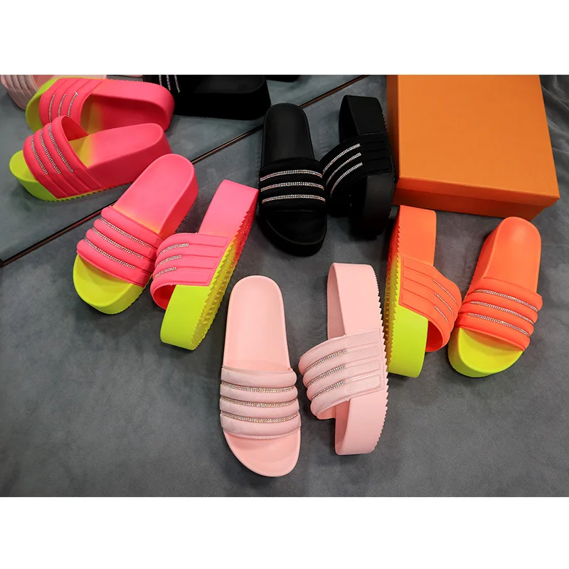 Женские шлепанцы на платформе розовые черные из ПВХ танкетке с бриллиантами