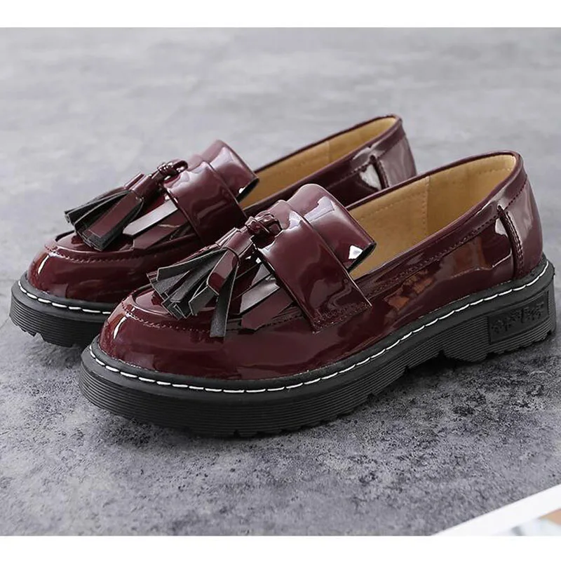 Брендовая обувь с перфорацией типа броги женская ярких цветов на платформе