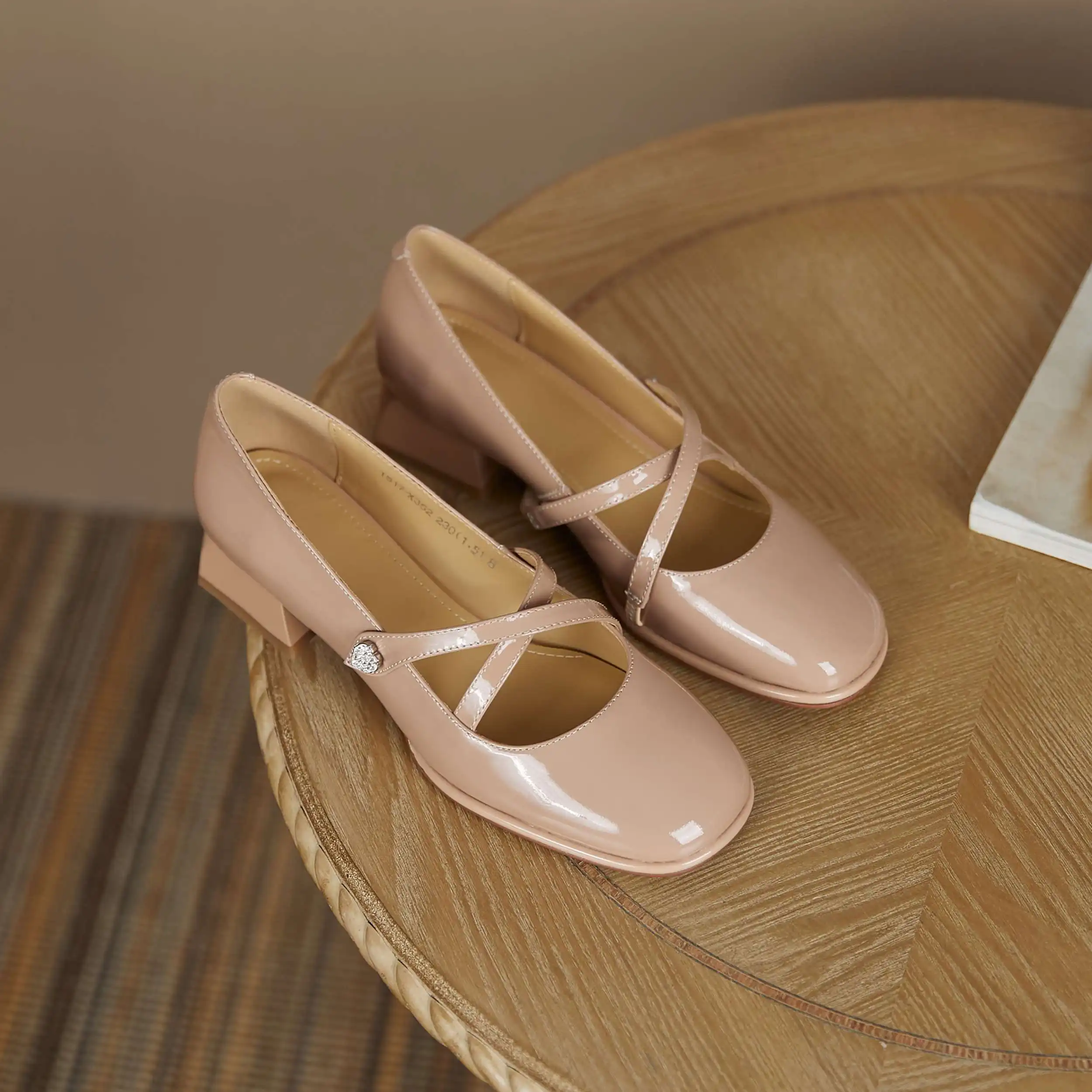 

Krazing pot hot cow patent leather round toe med heel rhinestone decoration pretty girls dating slip on charming women pumps L39