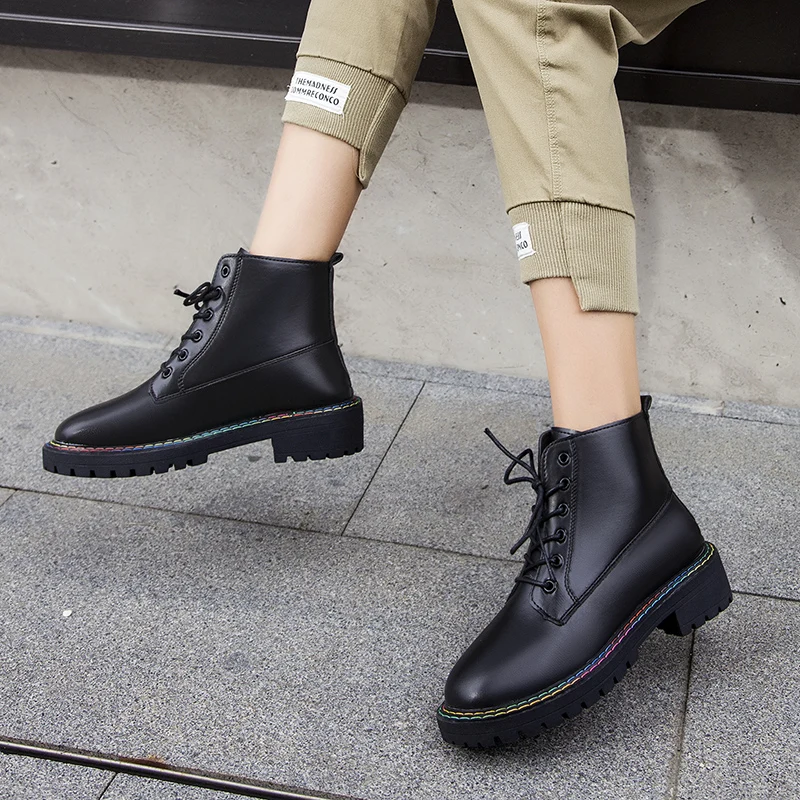 Высококачественные женские ботинки из лакированной кожи байкерские черного