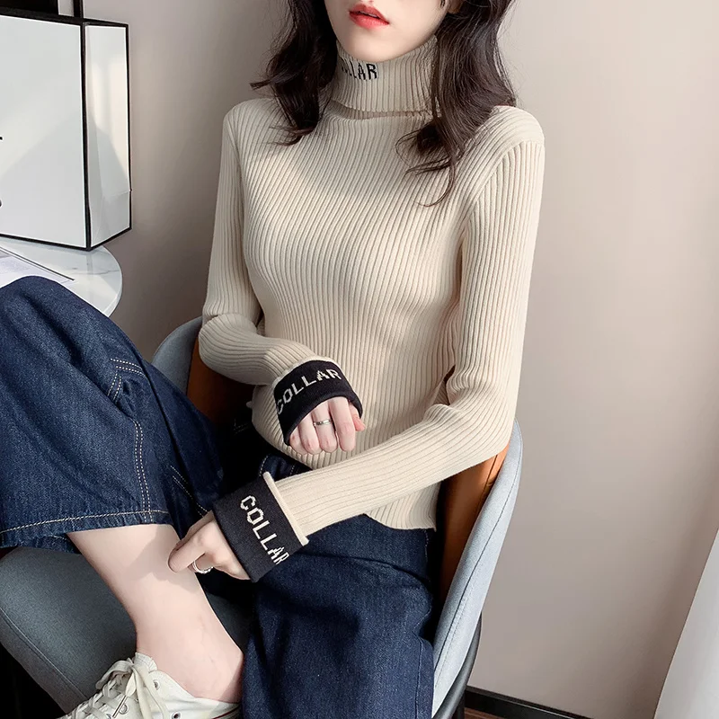 

Женский свитер с вышивкой в виде букв на осень и зиму