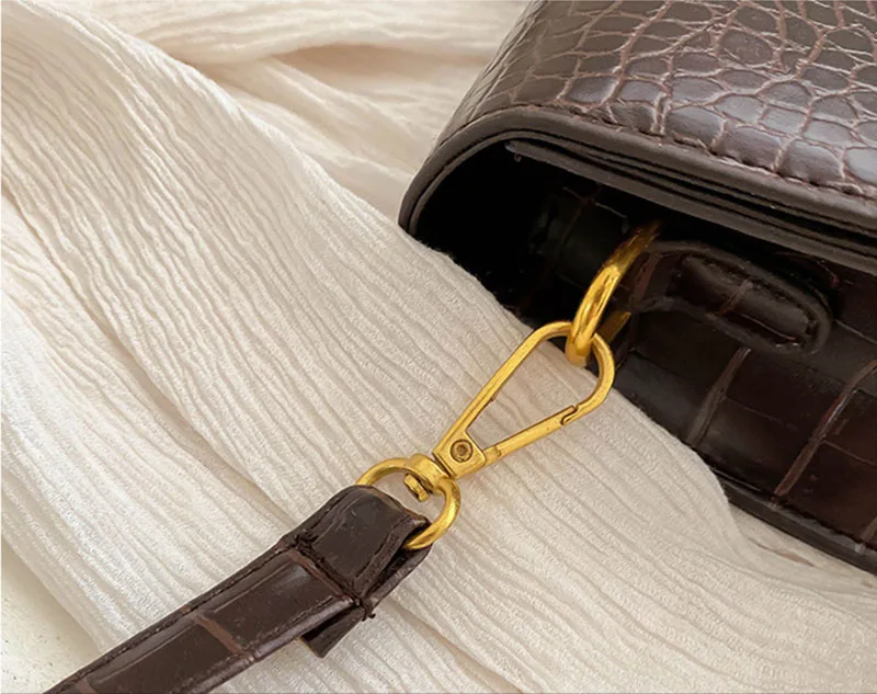 

Autumn and winter retro Hong Kong style leisure Women 2020 new fashion alligator design versatile one shoulder cross saddle bag