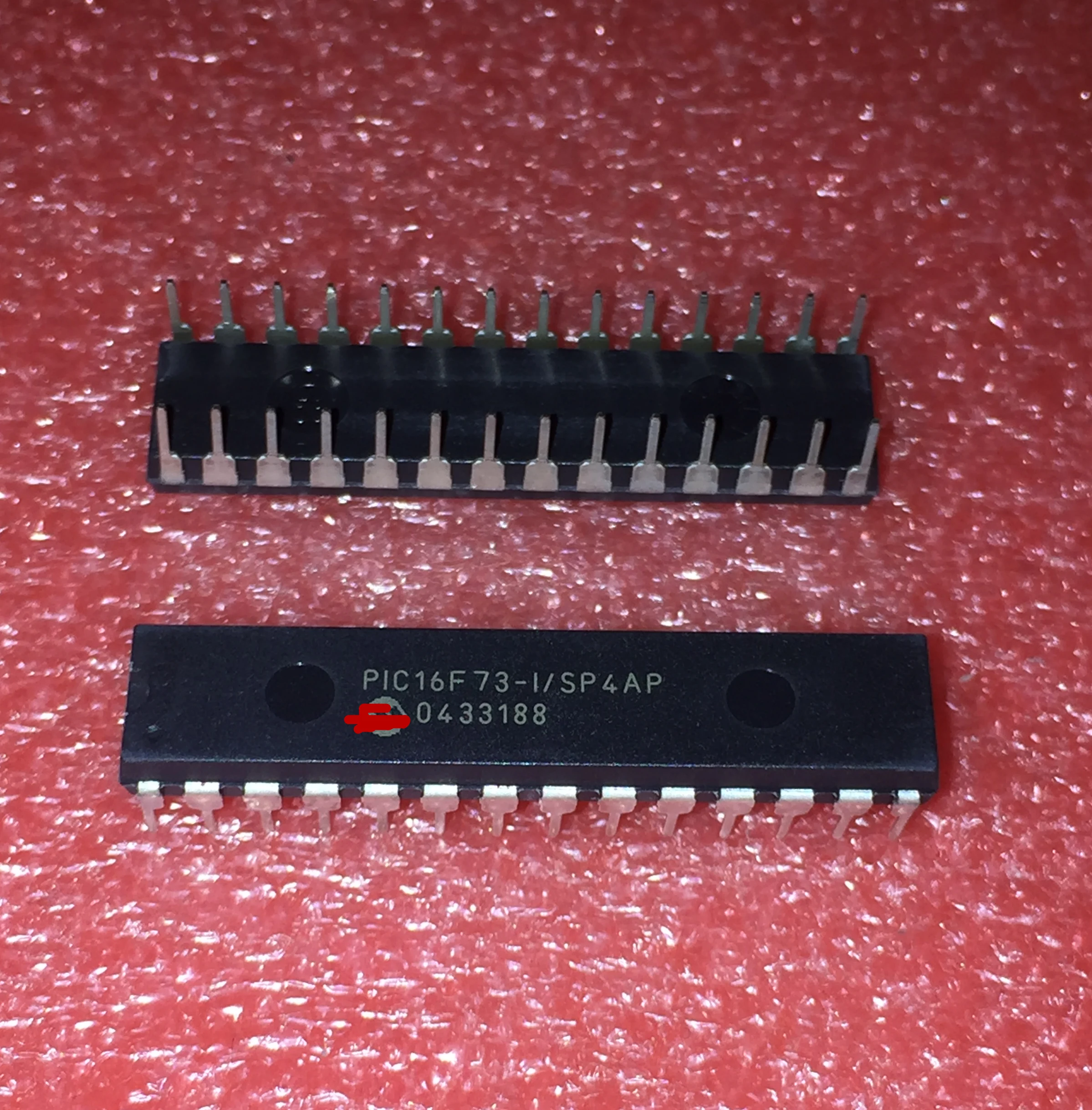 

PIC16F73-I/SP4AP новый импортный оригинальный