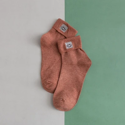 brick red Милые хлопковые женские носки с вышитым квадратным лицом новые милые высококачественные носки с улыбающимся лицом осенние модные носки с героями мультфильмов - Цвет: brick red