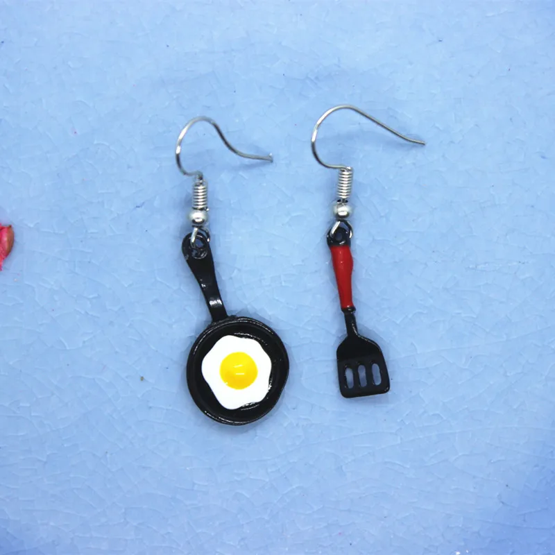Женские асимметричные серьги-подвески с эмалью в форме лопаты жареного яйца |