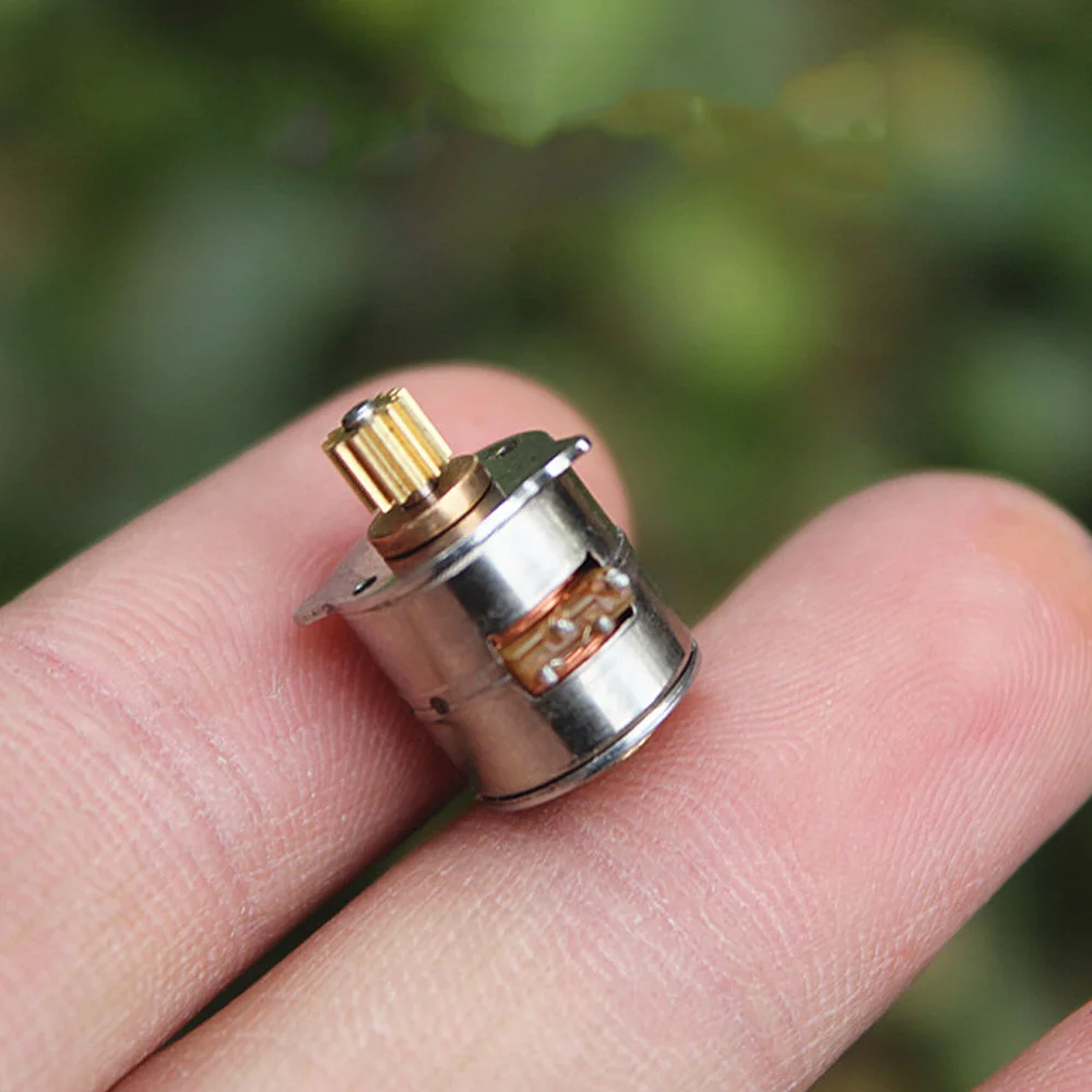 Микро двухфазный четырехпроводной шаговый двигатель 10 мм маленький