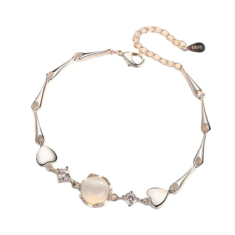 Браслет женский из серебра 925 пробы инкрустированный цирконием в форме сердца