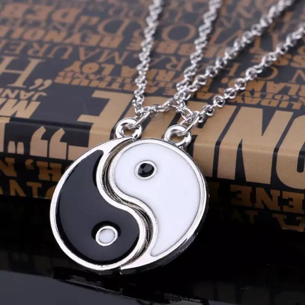 

1 Pair Couple Necklace Eye-catching Rust-proof Alloy Unisex Necklace Pendants for Women