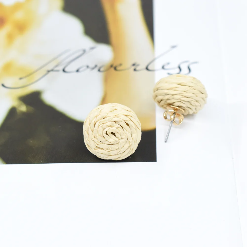 Женские серьги-гвоздики в виде шара из бамбукового ротанга богемном стиле