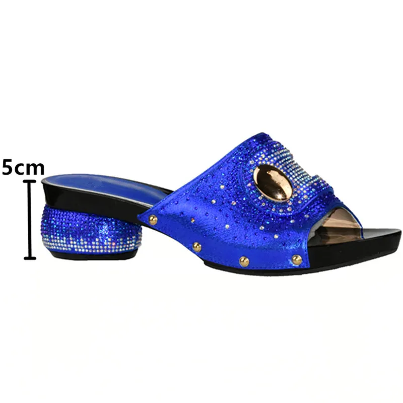 Женский комплект из туфель и сумочки в итальянском стиле украшенной камнями |