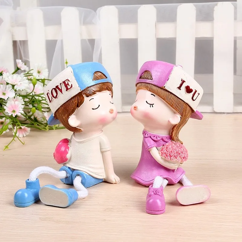 Simple and modern creative kiss couple hanging feet doll resin  birthday gift living room bedroom home decoration