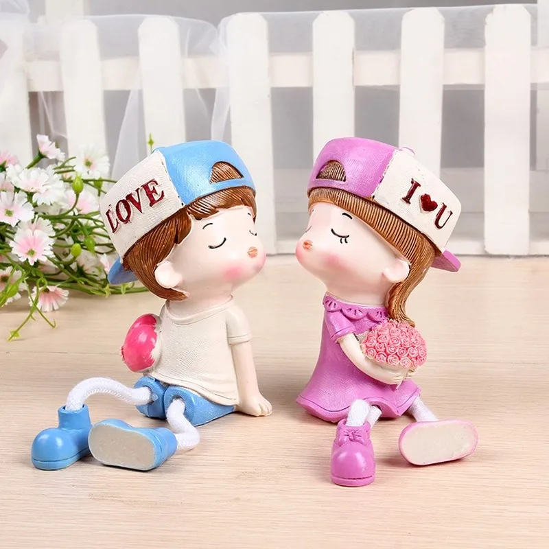 

Simple and modern creative kiss couple hanging feet doll resin birthday gift living room bedroom home decoration