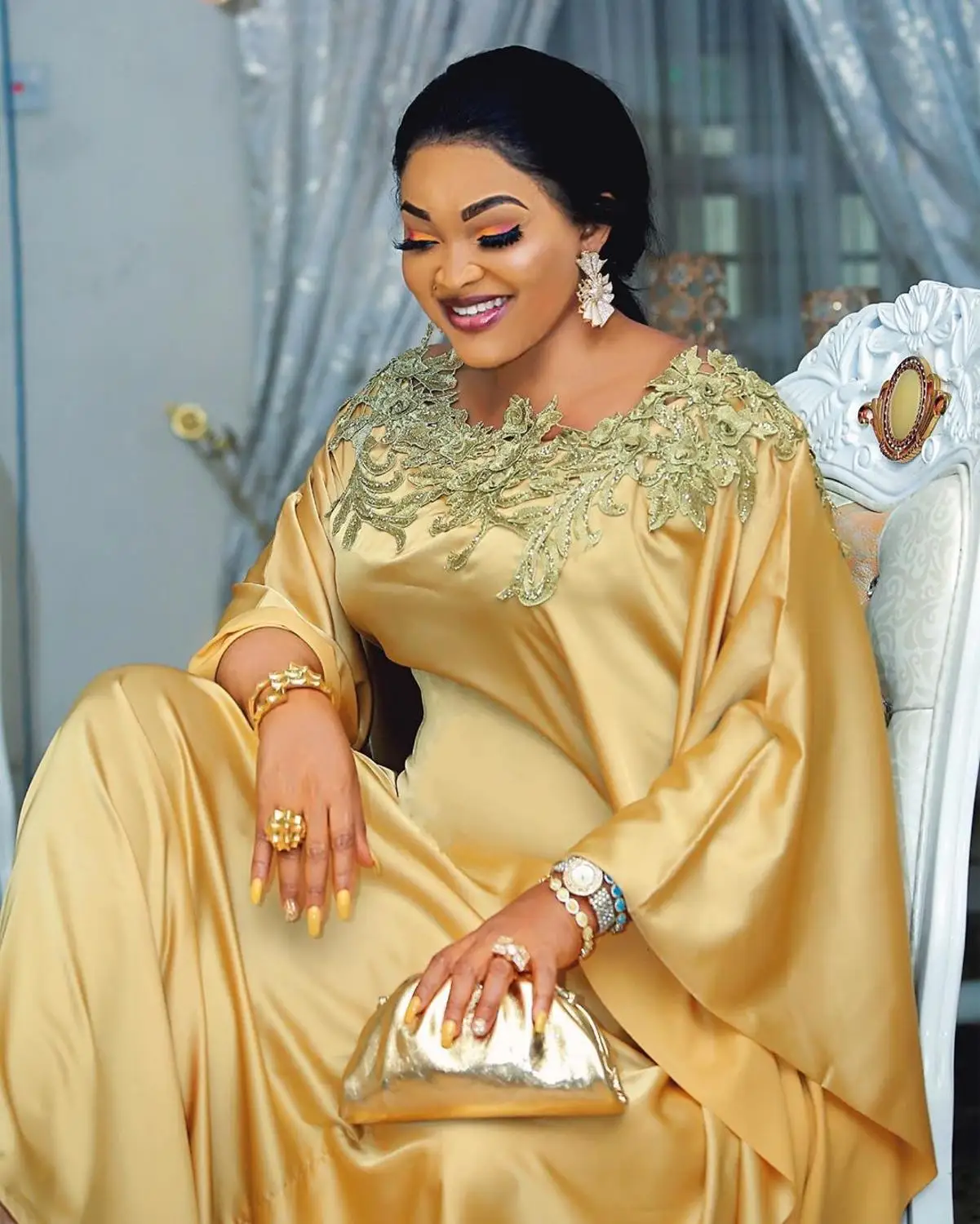 Длинное платье в африканском стиле золотистого цвета полоску свободного кроя с