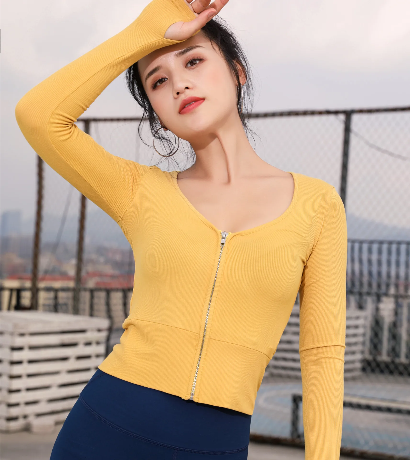 Женская куртка с длинным рукавом и глубоким V-образным вырезом на молнии для бега