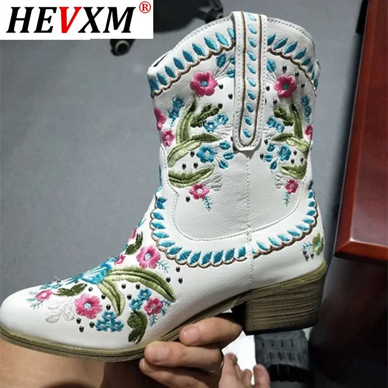 

2020 Fashion British Women Top Quality PU Leather Embroidery Slip on Boots Breathable Chelsea Boots Women Casual Women Boots 43