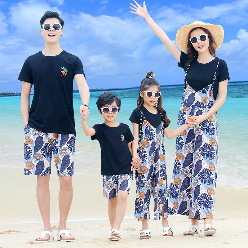 

Летние одинаковые комплекты для семьи футболка для мамы и дочки + длинная юбка на бретелях футболка для Отца и Сына + шорты комплект из 2 предметов пляжная одежда для отдыха