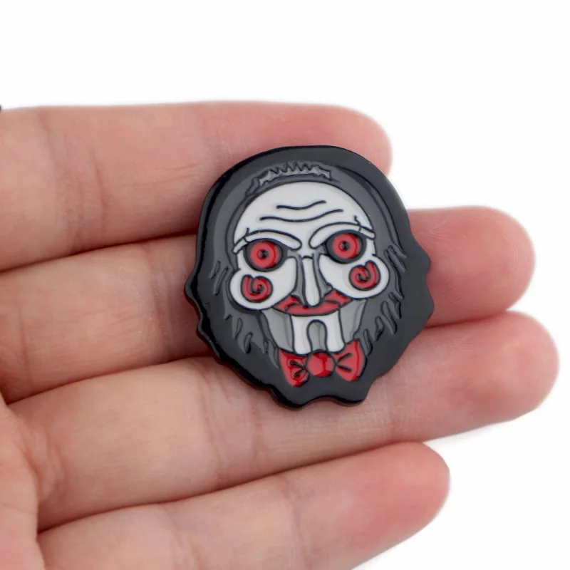 P3997 Dongmanli фильм ювелирные изделия пилы маска марионетки металлическая Глянцевая шпильки и броши крутой Нагрудный значок подарки