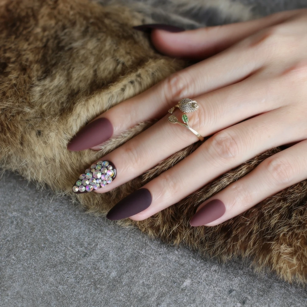 Каплевидные темно кофейные накладные ногти стилеты телесного цвета 28 шт. средний