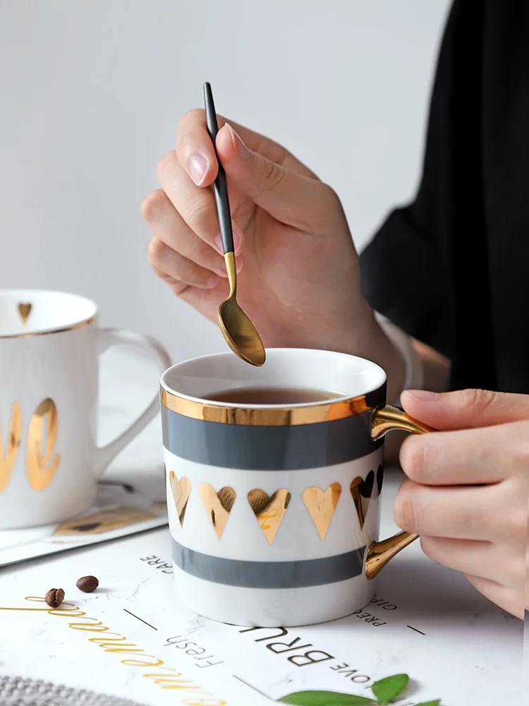 Креативная большая кофейная кружка белого и золотого цвета с буквенным принтом