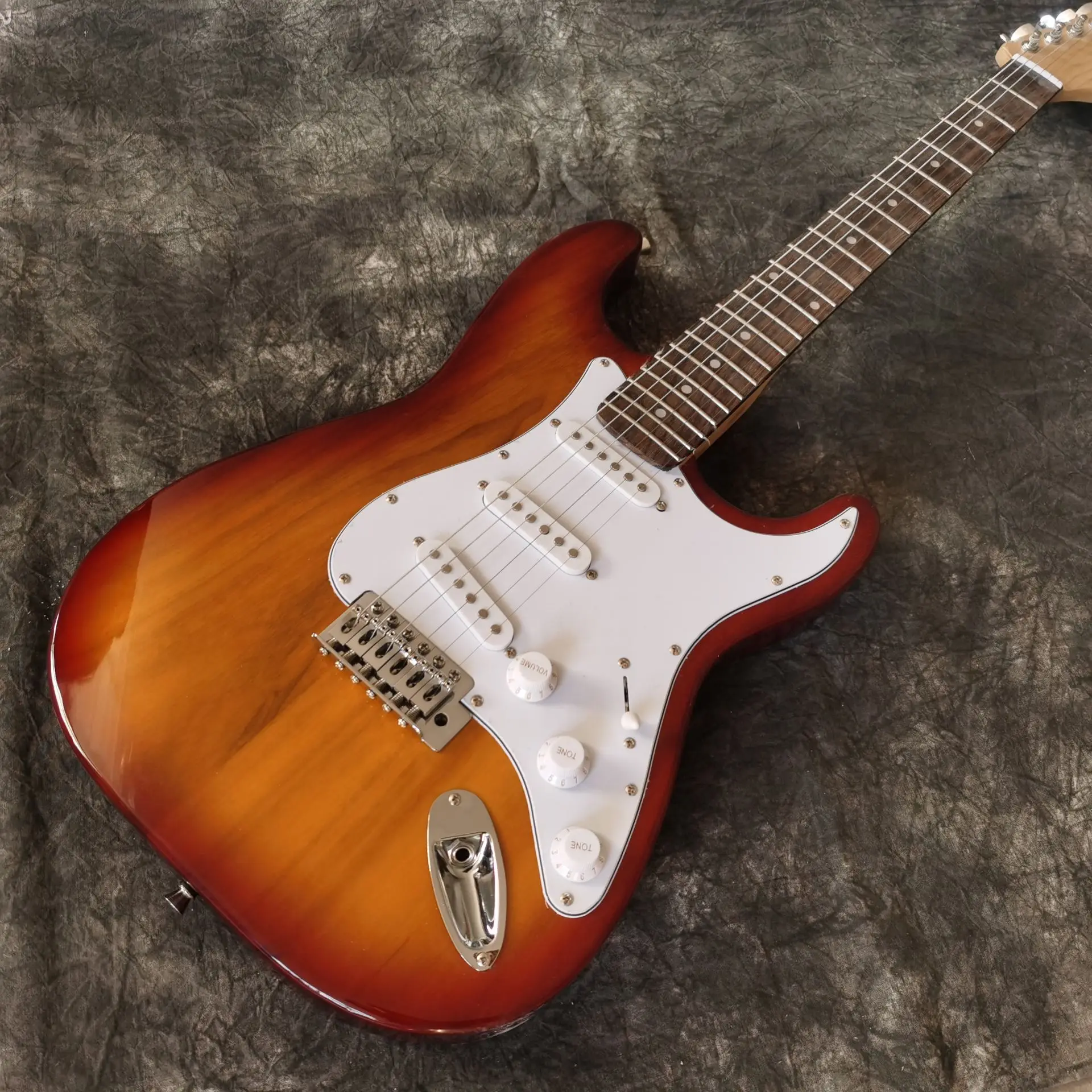 

Sunburst color Electric Guitar.handmade 6 stings Guitar.high quality pickups.Rosewood fingerboard.white pickguard,real photos