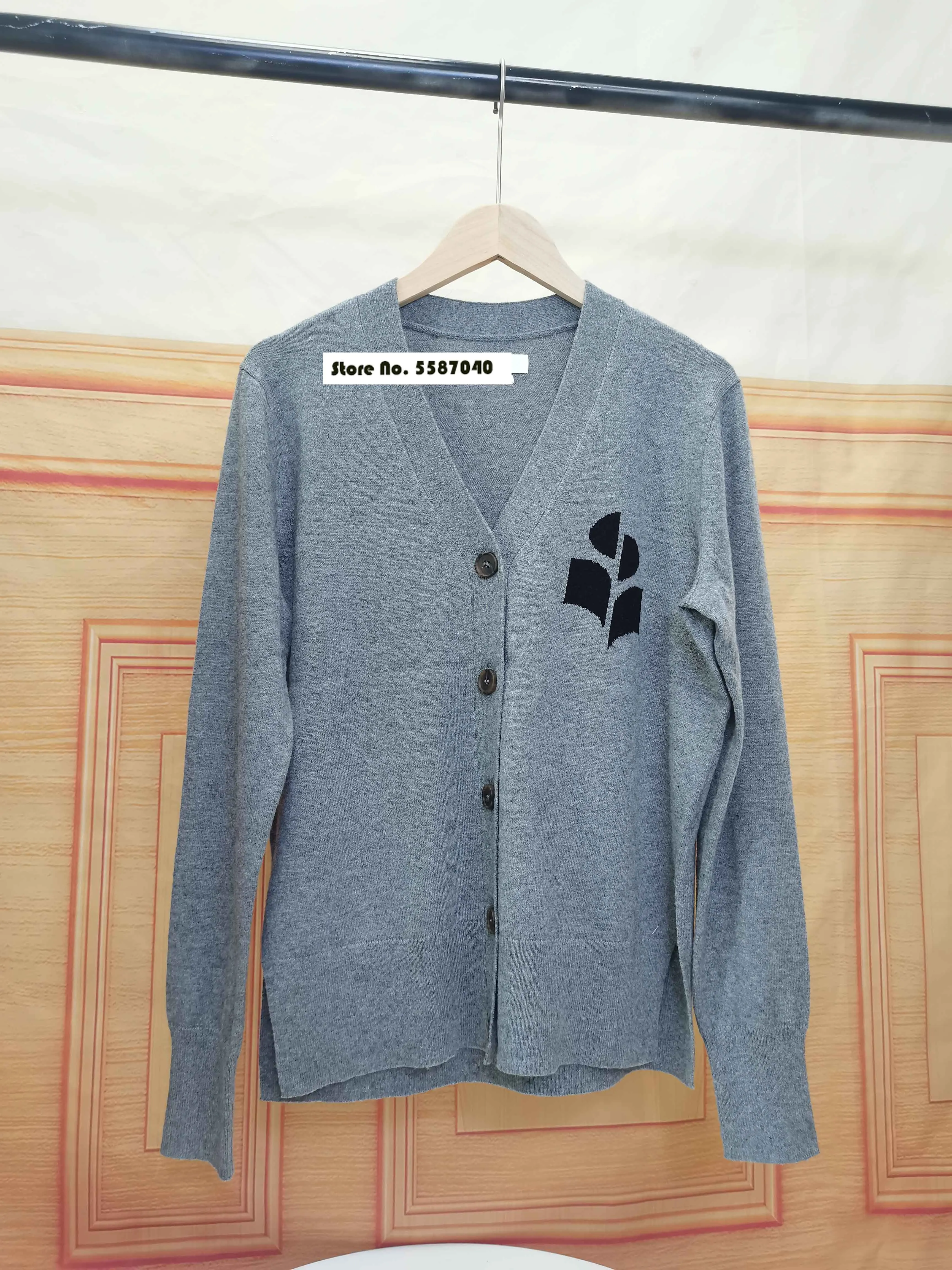 

2021 Autumn V Neck Solid Long-sleeved Logo Embroidery Knit Sweet Casual Wool Sweater Cardigan with Buttons