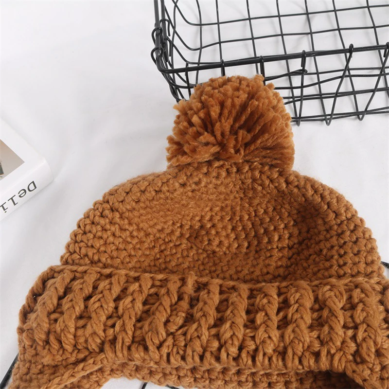 Зимняя вязаная шапка-бомбер однотонная шерстяная шапка с помпоном женская для