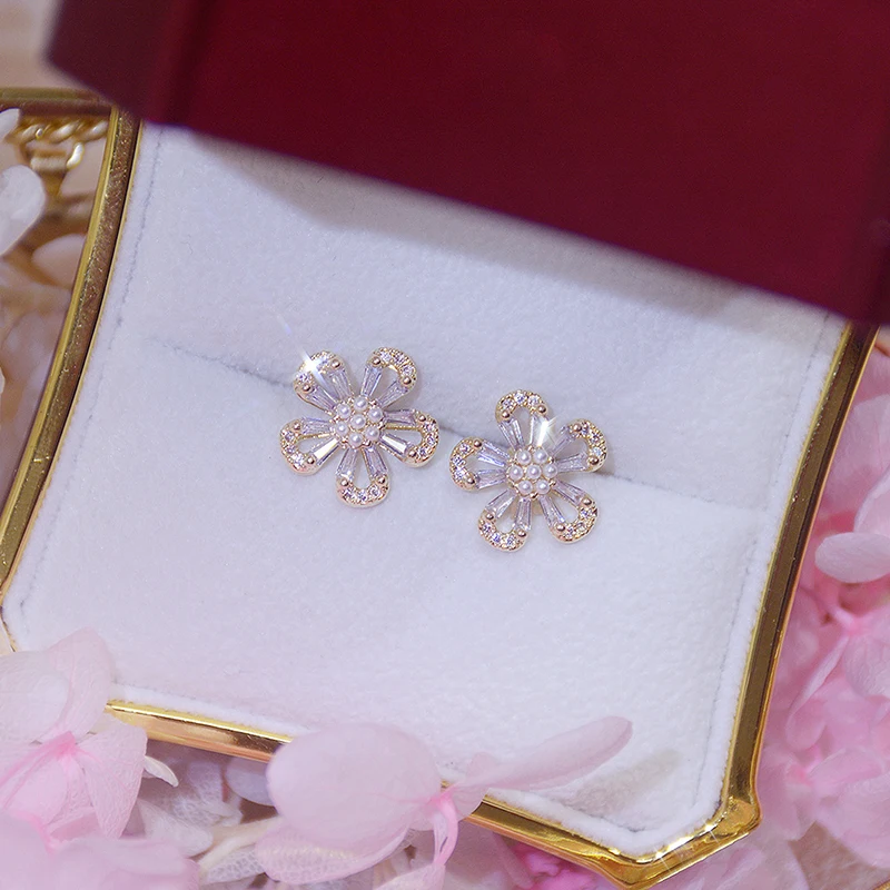 

Elegant and Exquisite Hollow Flower Petal Circle Stud Earrings For Woman New Classic Jewelry Luxury Party Girl's Unusual Earring