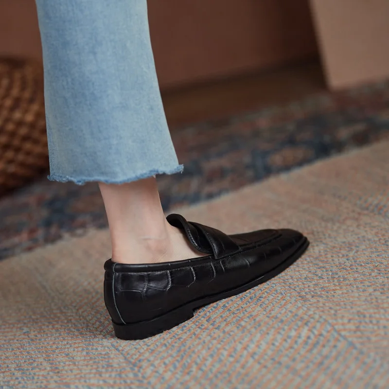 

2021 Concise Fashion Crocodile Embossed Loafer Shoes Women Square Toe Flat Shoes Casual Outside Gentle Retro Lady Shoes