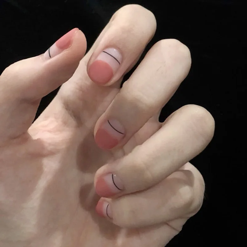 Изящный прозрачный дизайн ногтей короткие розовые накладные ногти в черную