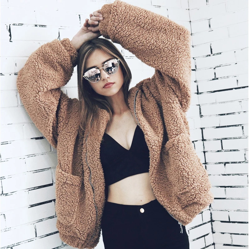 Женское однотонное пальто с карманами верблюжьей шерсти из искусственного меха