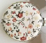 White 1 шт. мини ретро зеркало для макияжа компактное карманное цветочное зеркало Портативное двухстороннее складное косметическое зеркало женские подарки - Цвет: White