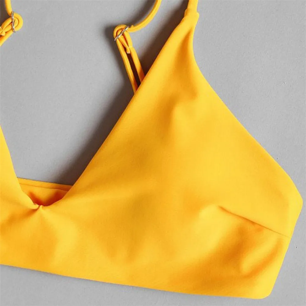 Комплект женского нижнего белья из двух предметов: бюстгальтер пуш ап с чашками и