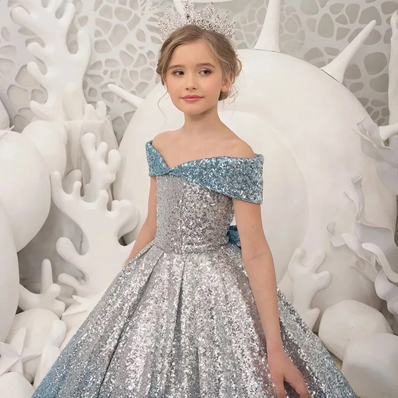 Вечернее платье с голубым бантом v-образным вырезом и открытыми плечами