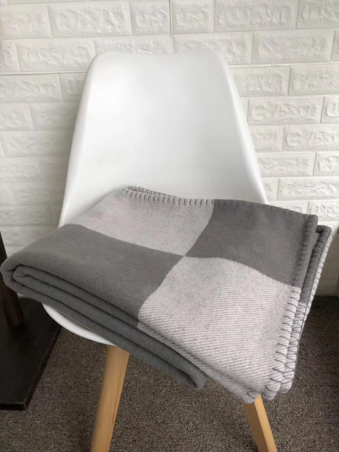 

1510 g H blanket European and American nobles luxury thick shawl scarf, thick air conditioning sofa aircraft blanket shawl