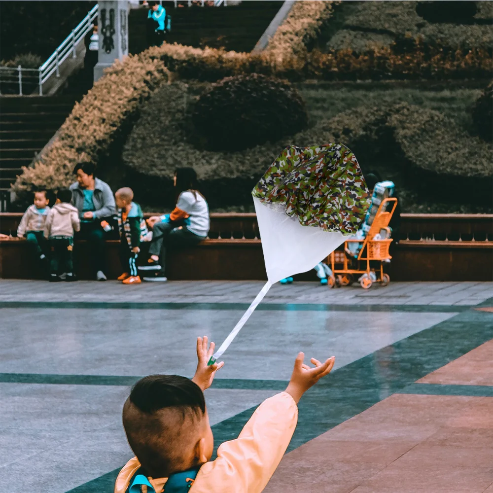 

2Pcs Free Hand Throw Mini Parachute with Light Classic Flying Toys Funny Outdoor Kids (Camouflage + Colorful Light)