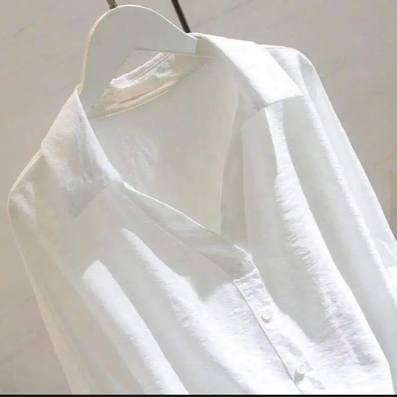 Женская рубашка с V-образным вырезом белая или синяя Облегающая Elagant модель S471 на