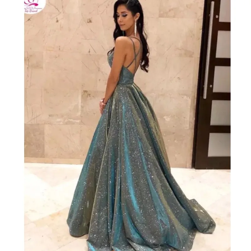 

Женское платье с блестками и V-образным вырезом