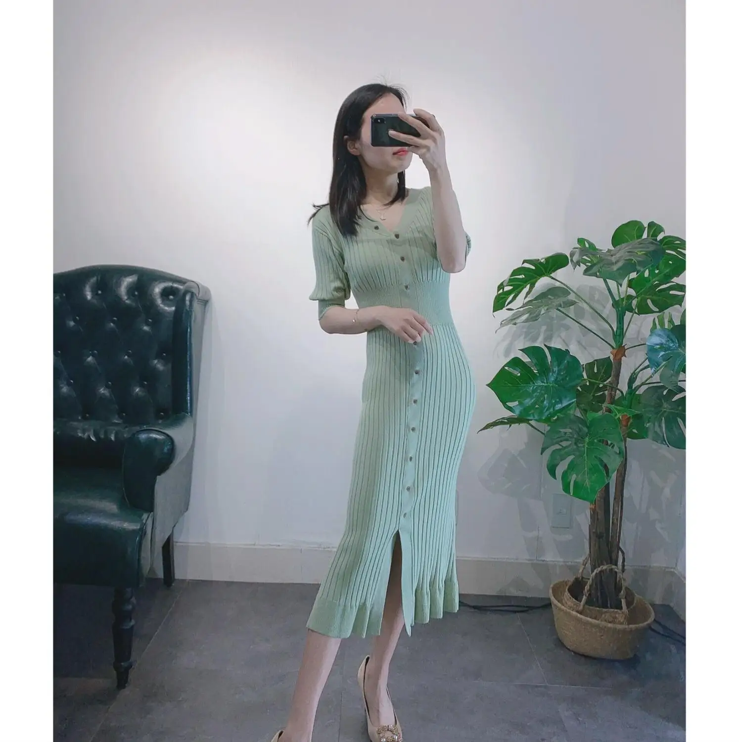 

French long slim slim fringed knit short sleeve dress ladies spring and summer 2020 new Joker split tail V-neck dress