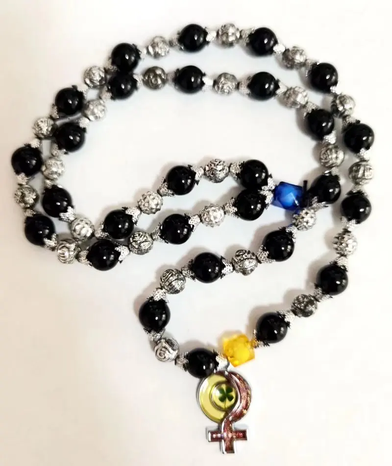 

Волшебный кулон в виде шампанского, природный крутой летний четырехлистный клевер, дизайнерские черные стеклянные бусины, нитки, украшения...