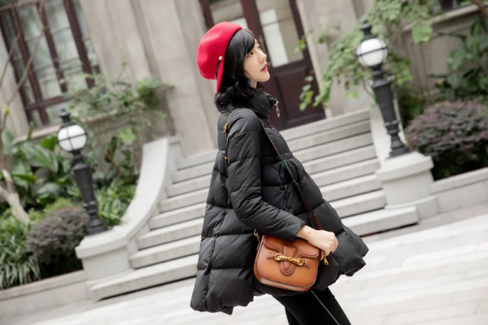 Женская утолщенная накидка на утином пуху повседневная черная красная