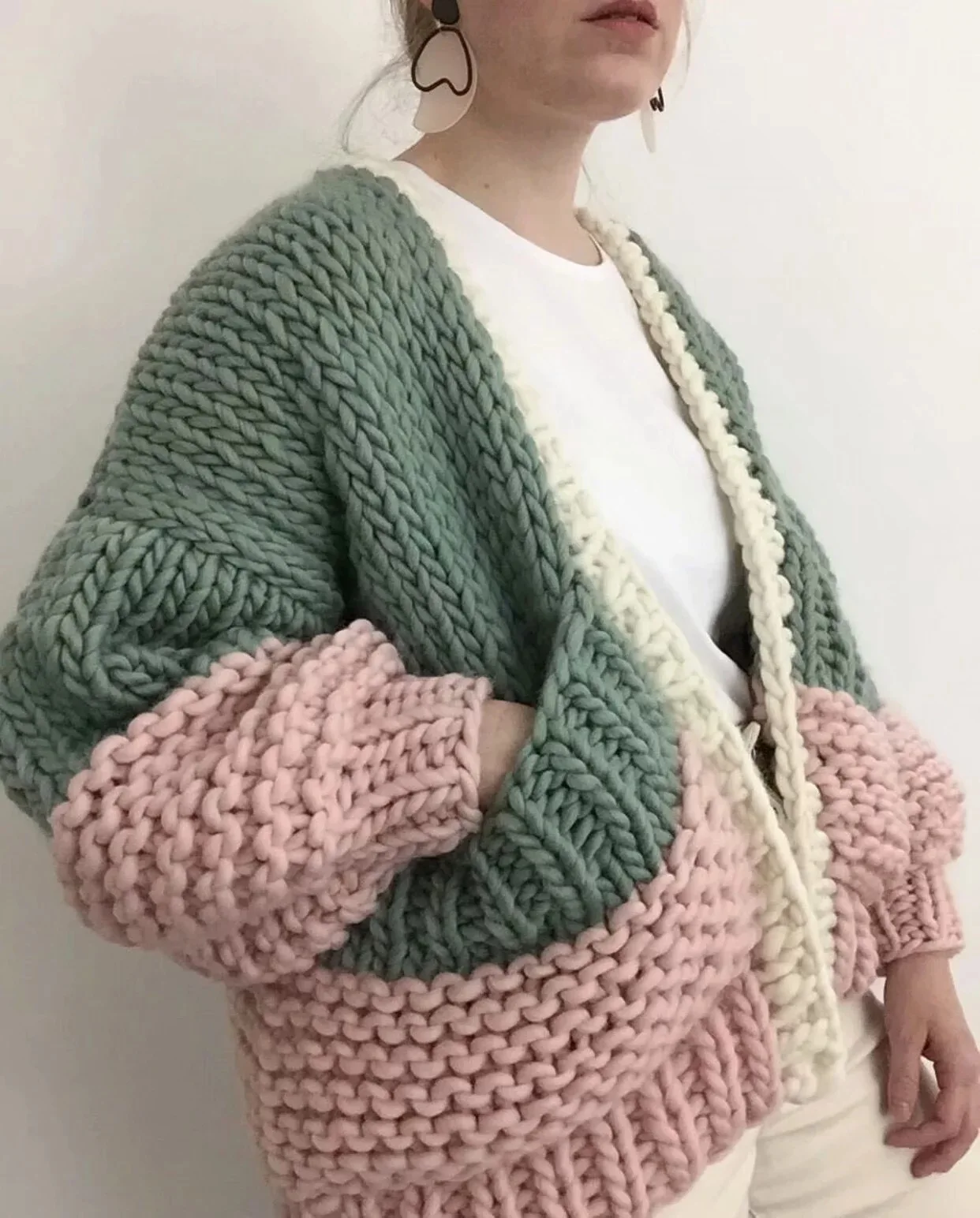 Утепленная свободная вязаная куртка Женский вязаный свитер шарик для осени и