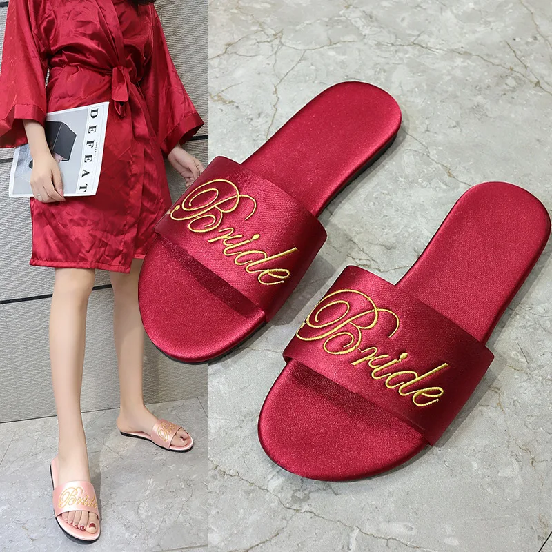 

Embroidery 2021 New Marriage Bridesmaid Slippers Female New Wedding Silk Satin RedSlippers Wedding Bridal Morning RobeWith Sho