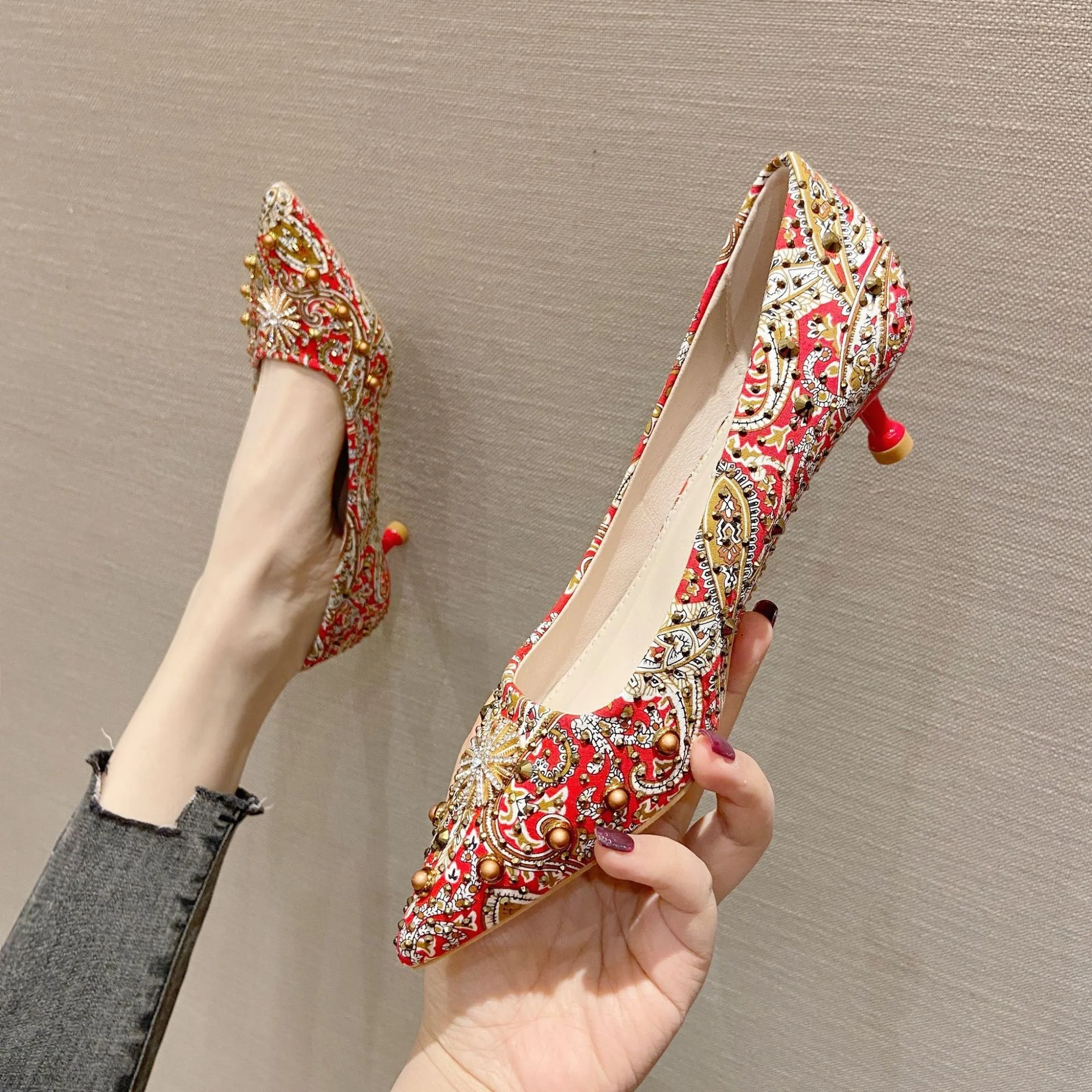 

Spring and autumn pointed single shoes new small heels high heels women's middle heels thin heels national style rivet